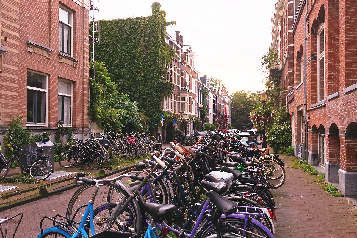 Amsterdam zu Fuß erkunden Fahrräder