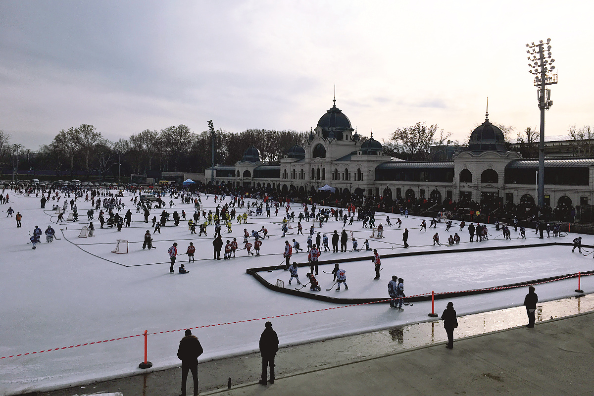 Budapest zu Fuß erkunden Eissporthalle