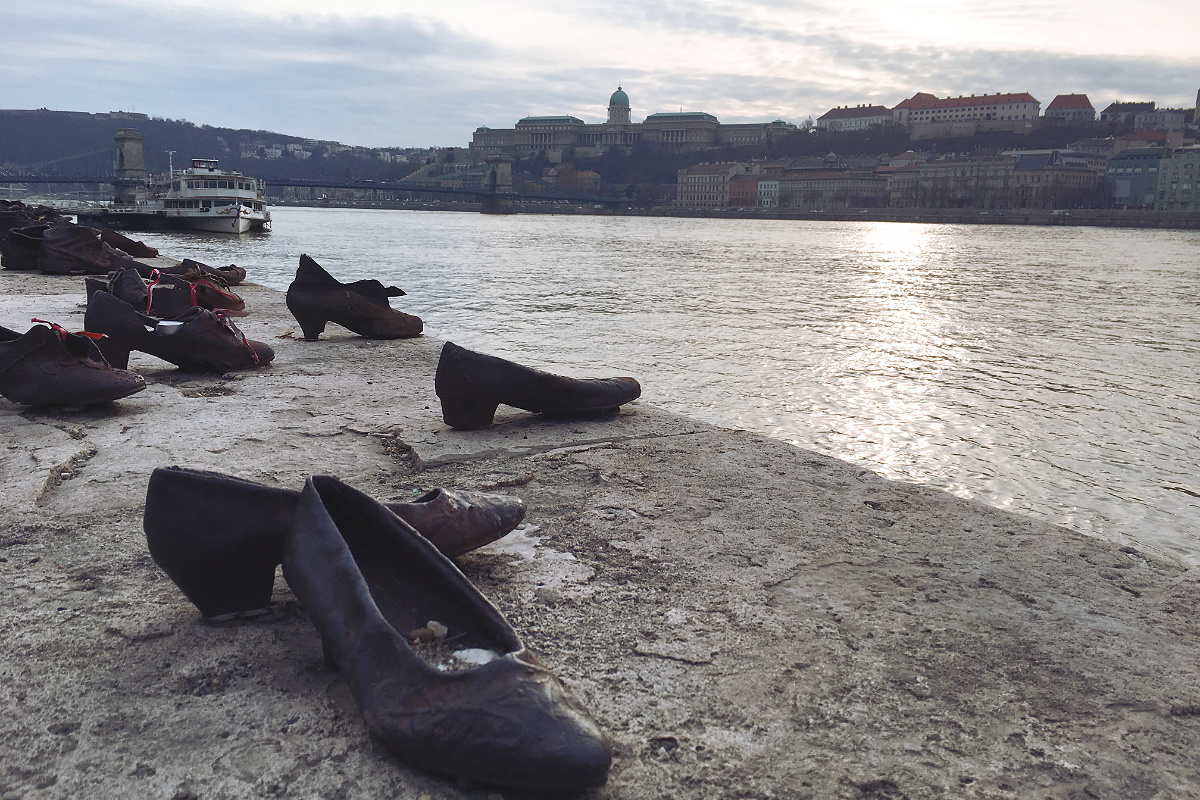 Budapest zu Fuß erkunden Schuhe am Donauufer